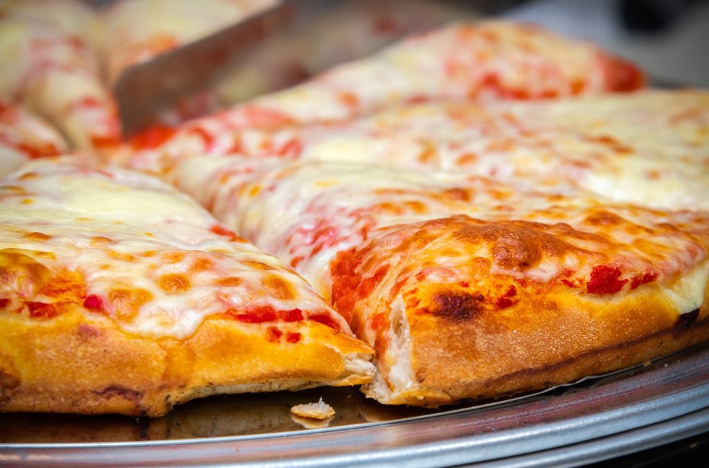 Fette di DoppiaPizza su vassoio